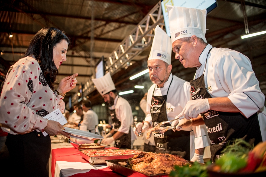 Em 18 edies, Homens na Cozinha j arrecadou R$ 2,5 milhes, que beneficiaram 282 projetos sociais e mais de sete mil pessoas (Foto: Daniel Hendler)