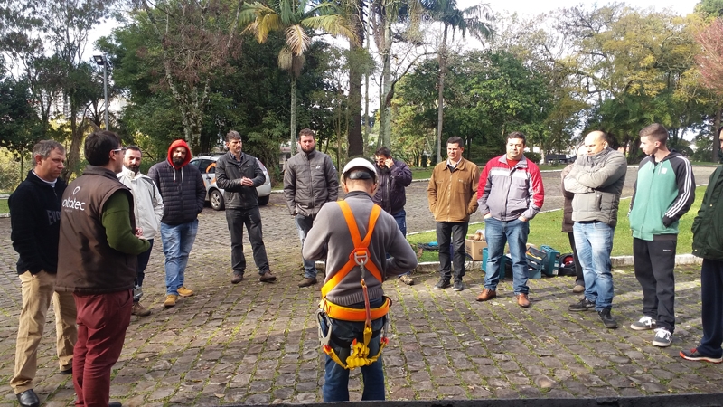 culos de proteo, protetor solar para a pele, uniformes e roupas com protees UVA e UVB so preocupaes que temos com as equipes que atuam conosco em locais abertos