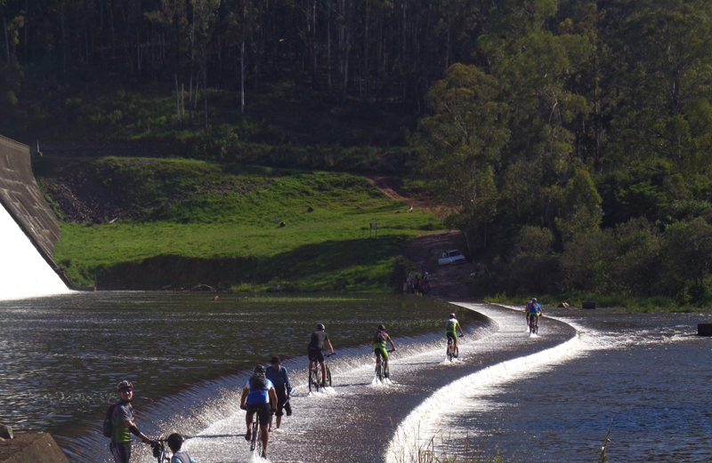 "Passamos em meio  gua, pela represa, onde tem uma cascata enorme. A Serra tem lugares lindos, que a gente s v quando vai de bicicleta", conta Gavazzoni