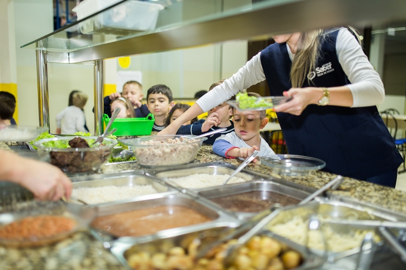 Refeies produzidas na escola, incluindo lanche at o 8 ano; o restaurante  aberto aos pais