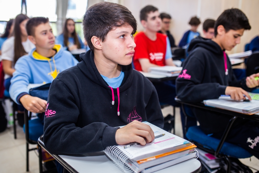 "Trabalhamos diferentes temas com os alunos, relacionando-os com o seu dia a dia, trazendo tpicos importantes, como famlia, amigos, natureza, sustentabilidade e mundo ao seu redor"