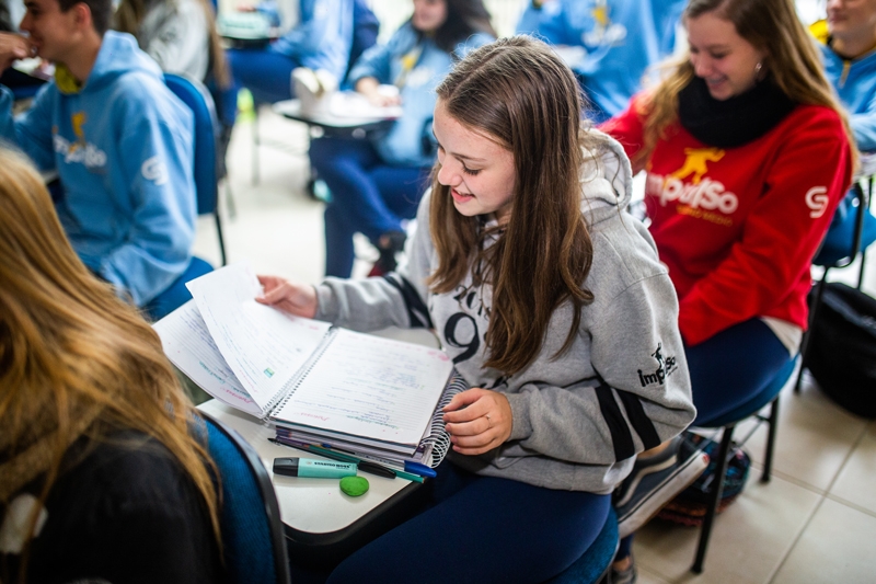 Em todos os nveis de ensino, da Educao Infantil ao Ensino Mdio,  trabalhado o incentivo, a busca pelo aprendizado e o desenvolvimento de habilidades e competncias