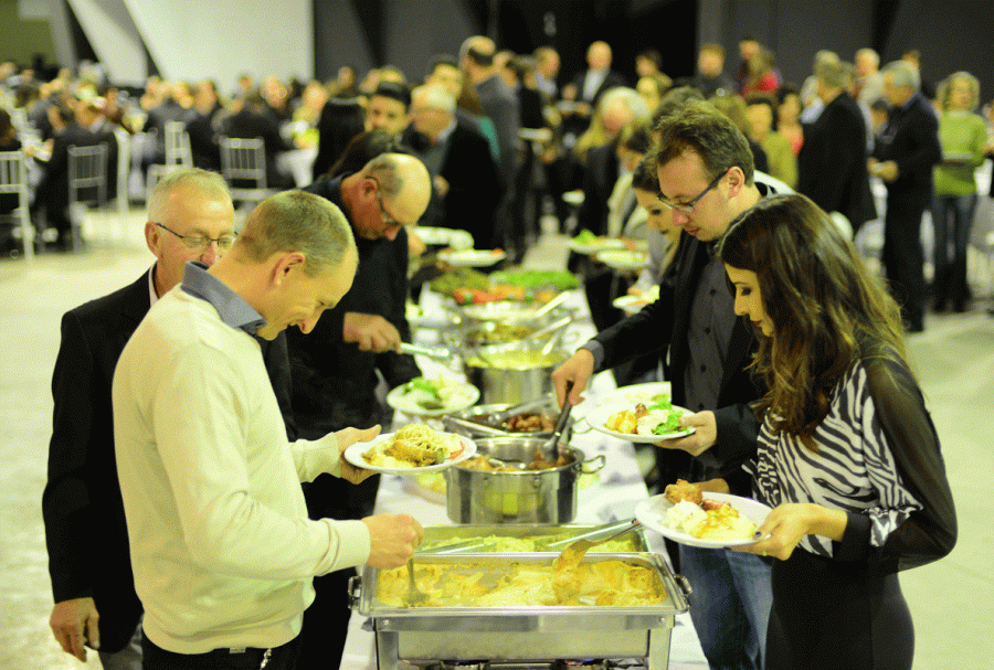 O evento conta com variedade gastronmica, que privilegia pratos a base de frango, acompanhados de vinhos tintos e brancos e atraes musicais