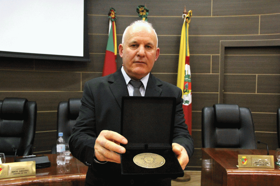 Valderiz Possa recebeu outorga de Cidado Emrito do Municpio. O ttulo  concedido para farroupilhenses naturais da cidade que prestam relevantes servios para a comunidade (Foto: Gabriel Venzon)