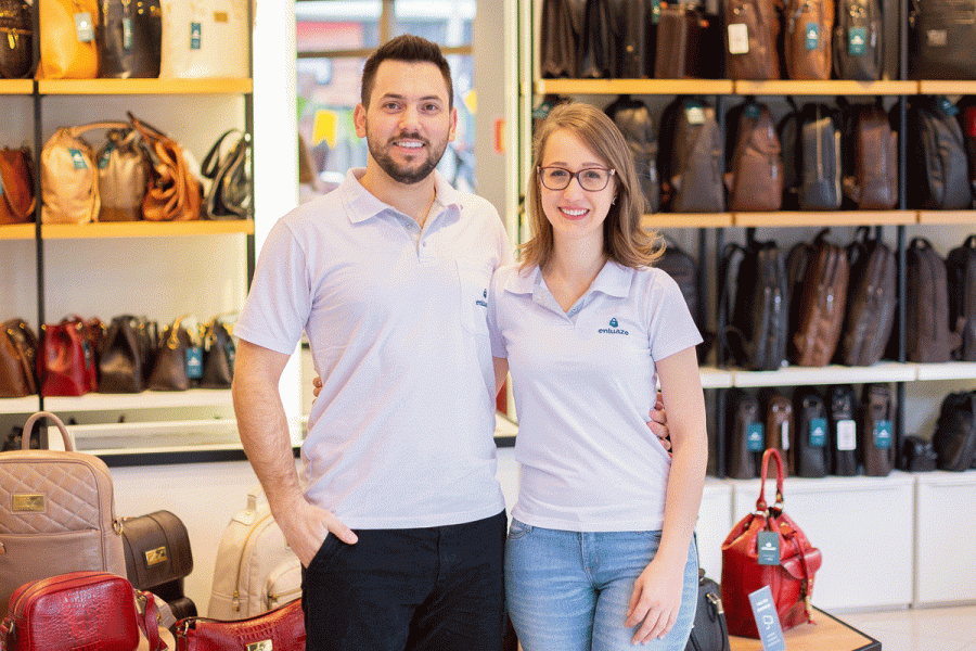 Gabriela Orlandin e Douglas Galafassi, proprietrios da h pouco inaugurada Enluaze. A loja trabalha com produtos de couro legtimo, femininos e masculinos (Foto: Arquivo Pessoal) 