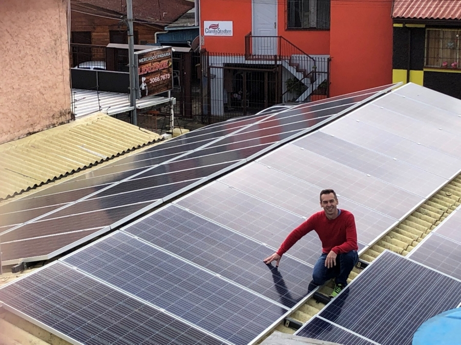 "A Voltatec se tornou referncia em elaborao e implementao de projetos fotovoltaicos em toda a regio e inclusive possui obras fora do pas" (Genilson Faoro, 33 anos, Diretor da Auni Solues Qumicas Ltda)