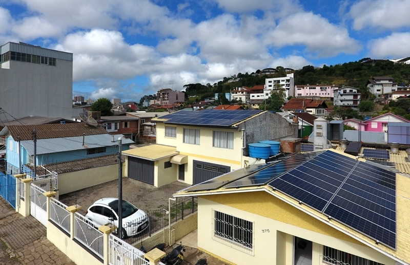 Os sistemas fotovoltaicos esto ganhando destaque justamente pelo benefcio que trazem a quem os utiliza: economia em energia