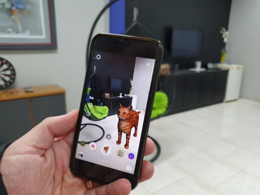 Inmeras so as experincias proporcionadas pela realidade aumentada, como brincar com os bichinhos 3D, neste caso da Ncleo IT, empresa caxiense que lanou o seu gato em RA em dezembro de 2019, antes mesmo da Google (Crdito: Divulgao Ncleo IT)