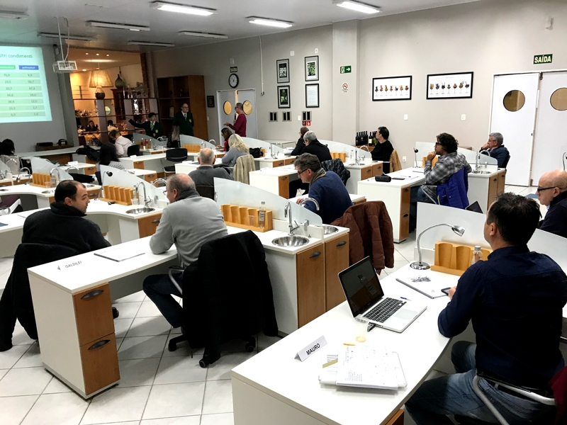 A primeira turma concluiu a formao entre os dias 19 e 24 de agosto desse ano. O qualificado grupo de 25 alunos inclua empresrios, vitivinicultores, jornalistas, produtores de azeite de oliva do Brasil, professores da UCS, mdicos, advogados, entre diversas outras profisses