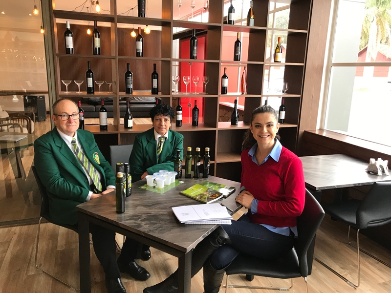 A jornalista Caroline Pierosan participou da primeira turma de Sommelier em Azeite de Oliva graduada pela Escola de Gastronomia UCS e entrevistou os professores italianos Franco Rossi e Tina Furchi