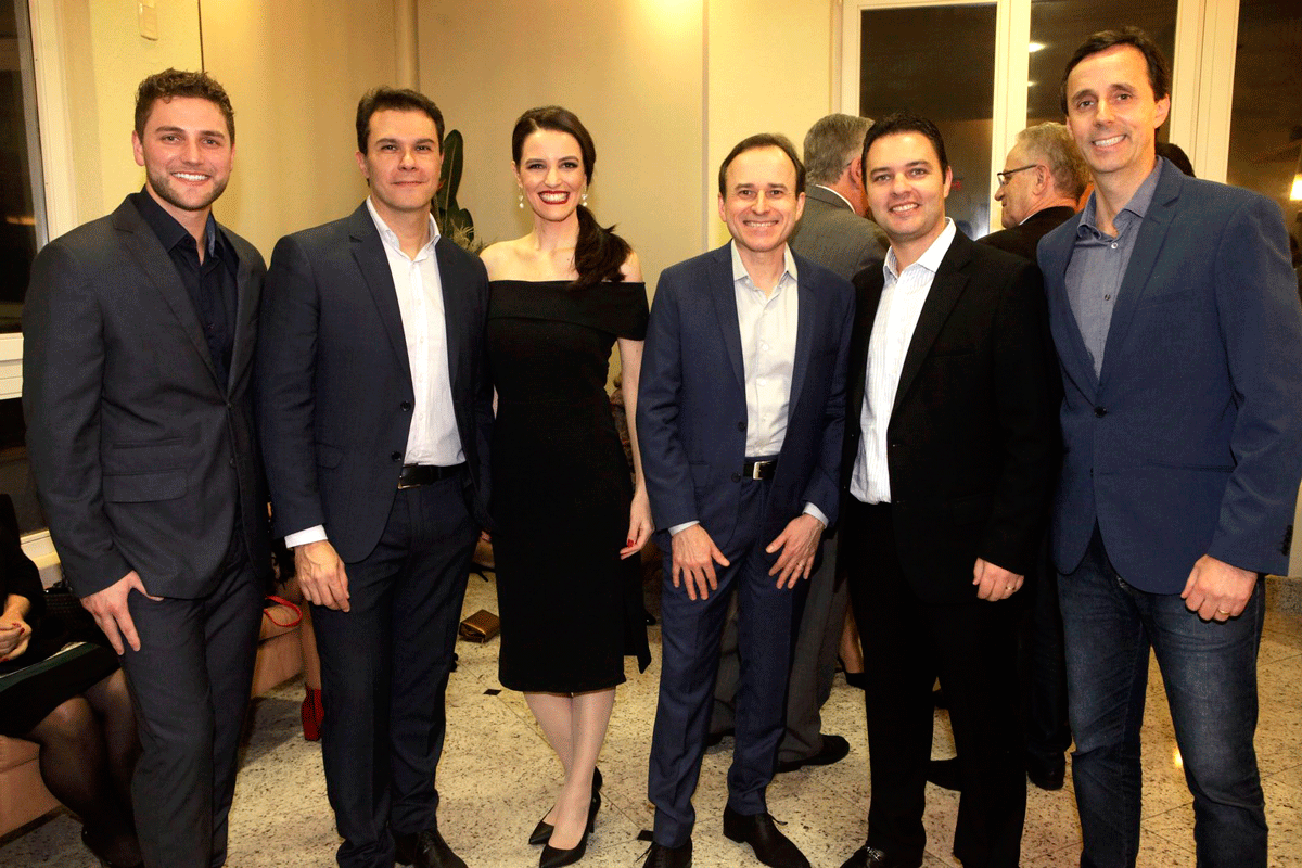 Luan Vincius Camatti, Marcos Alexandre Fadanelli, Aridene Cristina Prtile de Oliveira Rosa, Jos Carlos Martins da Rosa, Leandro Gremelmaier e Gustavo Lopes compe a equipe da Rosa Odontologia. Foto: Daniela Xu