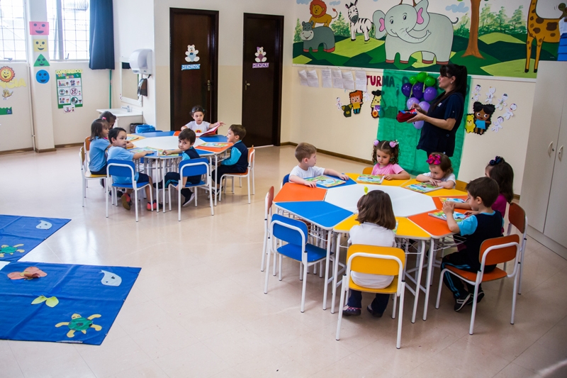 Banheiros masculino e feminino nas salas de aula da educao infantil; placas solares; computador e data-show em todas as salas de aula