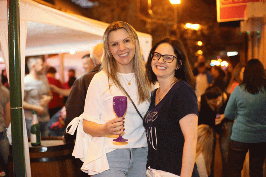 A primeira-dama de Farroupilha, Francis Somensi, com a amiga Roseli Bairros prestigiando o Vivere, evento que movimentou a cidade unindo gastronomia, msica e diverso. Foto: Adroir 