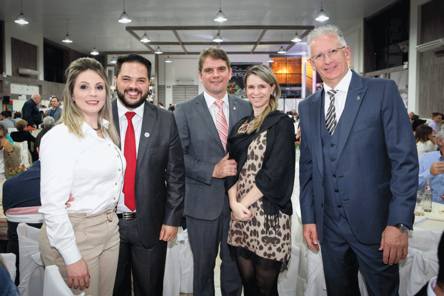 O vereador Tiago Ilha e sua esposa Carla Somensi, o presidente do CRECI e vereador de Porto Alegre Mrcio Bins Ely e sua esposa Josiane Ribeiro, e o prefeito de Farroupilha Claiton Gonalves prestigiaram o 17 Jantar do Peixe. Foto: Adroir