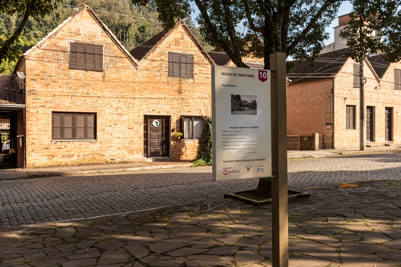 Fruto de um extenso trabalho de pesquisa e resgate de fotos e informaes histricas (com curadoria da pesquisadora e museloga Tnia Maria Zardo Tonet) o Museu de Territrio  a cu aberto, sendo composto de 15 pontos do patrimnio cultural material e imaterial de Galpolis